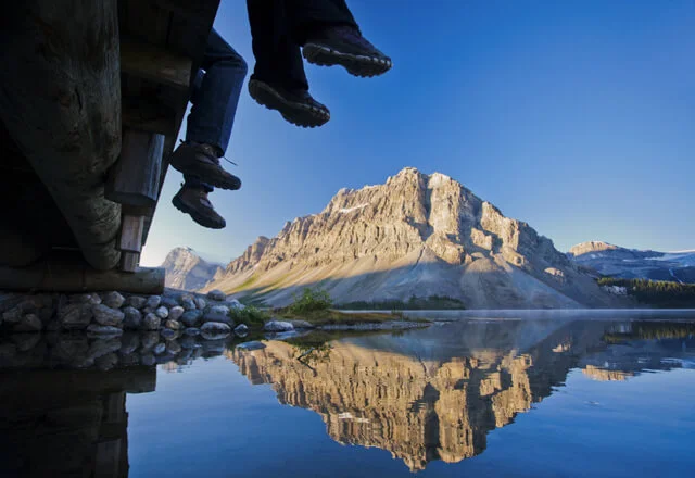 Urlauber lassen die Füße baumeln am Jasper Nationalpark, Kanada