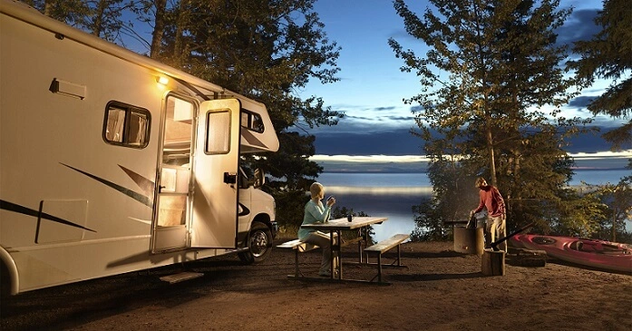 Wohnmobil parkt am Wegesrand mit Urlaubern am Jasper Nationalpark